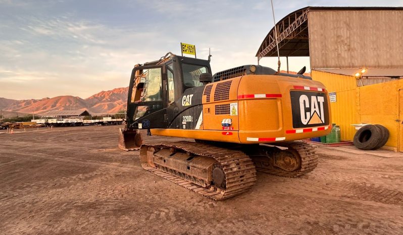 Excavadora Caterpillar Modelo 320 D2 Año 2015 lleno